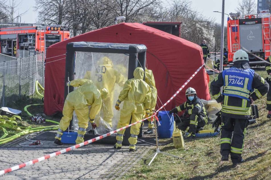 Feuerwehrleute in Schutzmontur am Montag in Schwäbisch Gmünd.