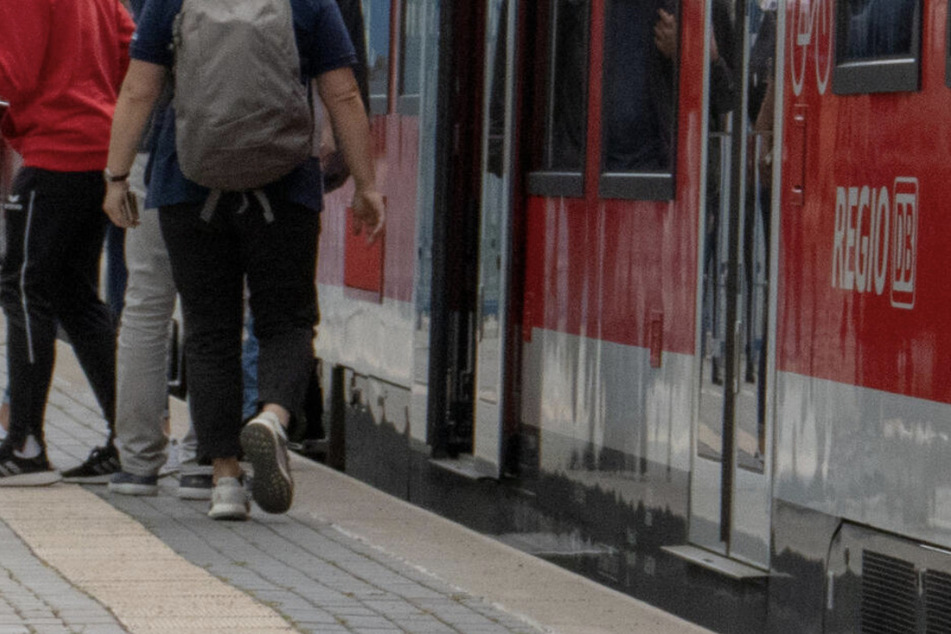 Der 30-Jährige war zwischen Halle und Bitterfeld ohne Fahrschein unterwegs - an der Endstation wurde er von der Polizei gestoppt. (Symbolbild)