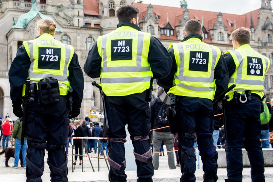Polizisten stehen am Rande einer Demo in Hannover. (Symbolbild)