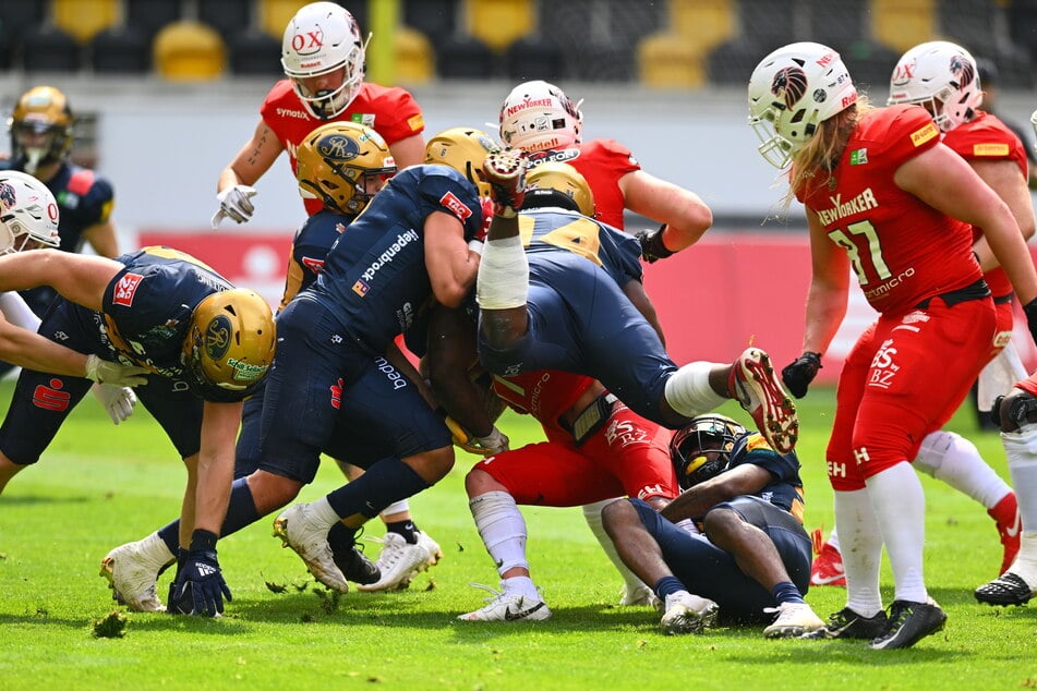 Lamonte McDougle (25, in der Luft) ist mit Leib und Seele Defense-Spieler. Wenn es sein muss, hebt er auch ab.