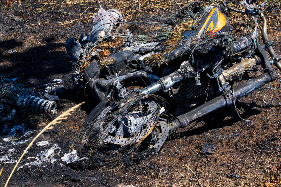 Renault kracht beim Überholen in Motorrad: Biker (†61) stirbt an Unfallstelle