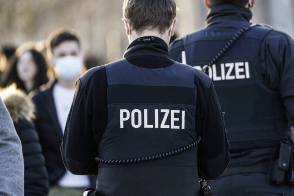 Einsatzkräfte der Polizei in Halle an der Saale wurden am Wochenende von einer Gruppe Männern attackiert. (Symbolbild)