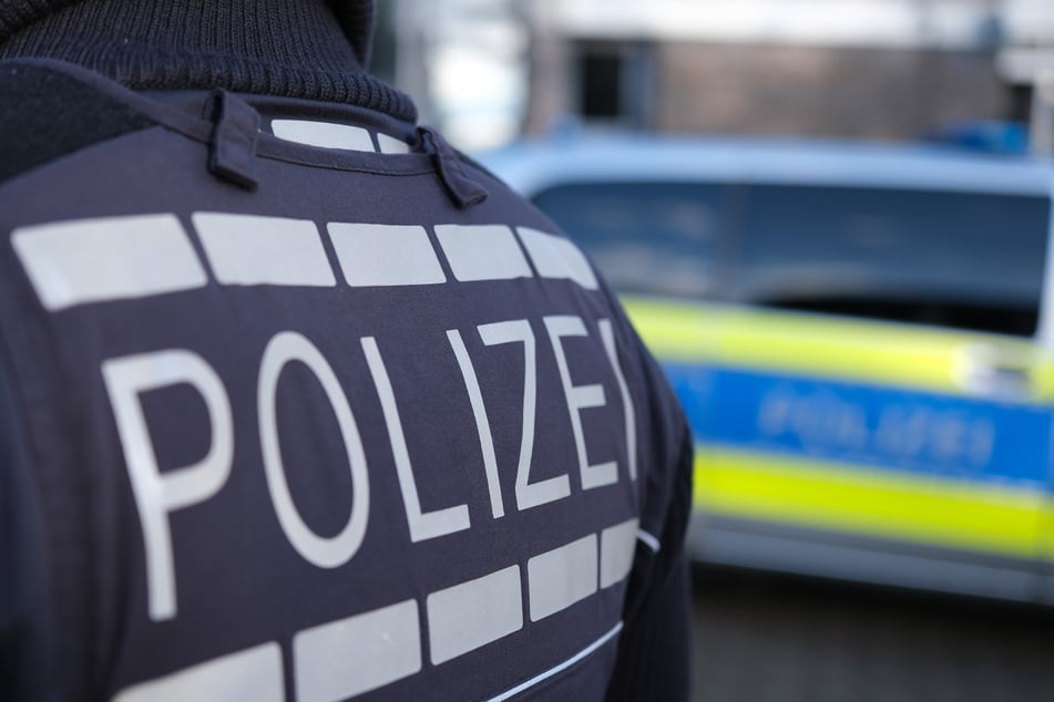 Die 43-Jährige zeigte den Polizisten den Stinkefinger und schlug mit ihrer Tasche um sich. (Symbolbild)