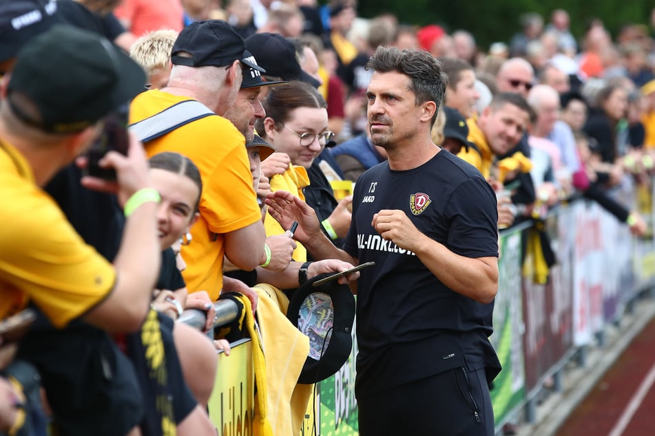 Nimmt sich Zeit für die Autogrammjäger: SGD-Coach Thomas Stamm (42).