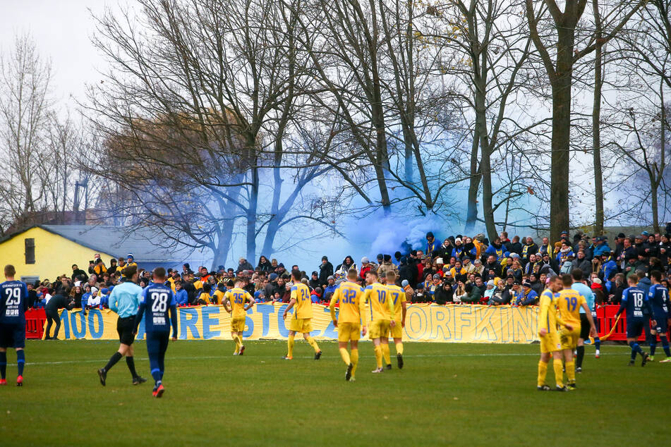 Rund 800 Fans waren beim Sachsenpokal-Achtelfinale zwischen dem SV Panitzsch/Borsdorf 1920 und Chemnitzer FC vor Ort.