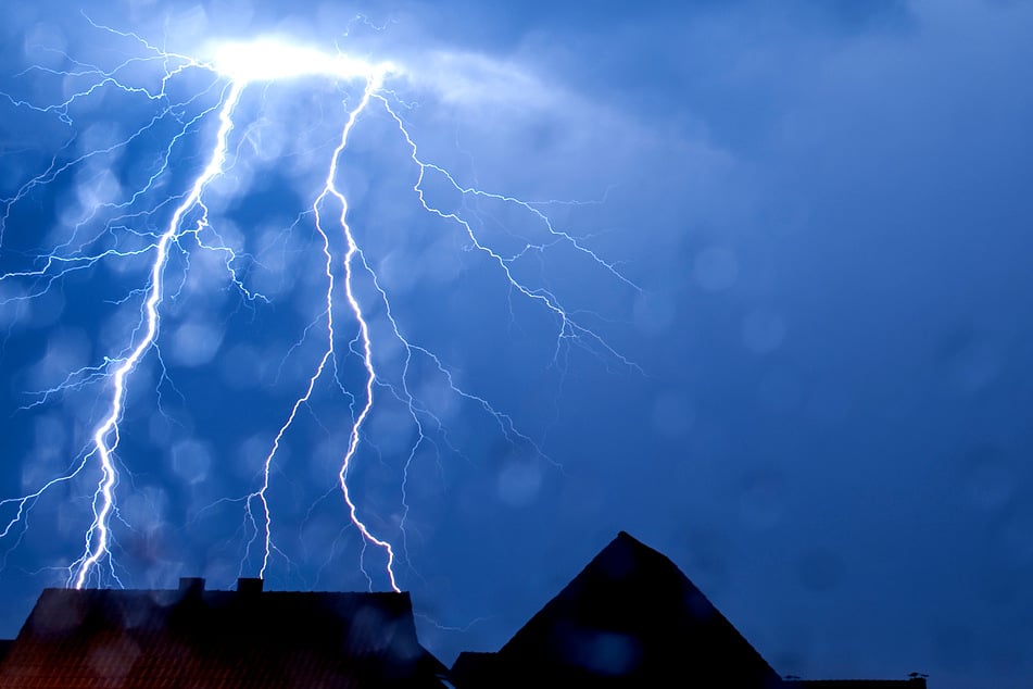 In NRW brauen sich zur Mitte der Woche kräftige Gewitter und Regenschauer zusammen.