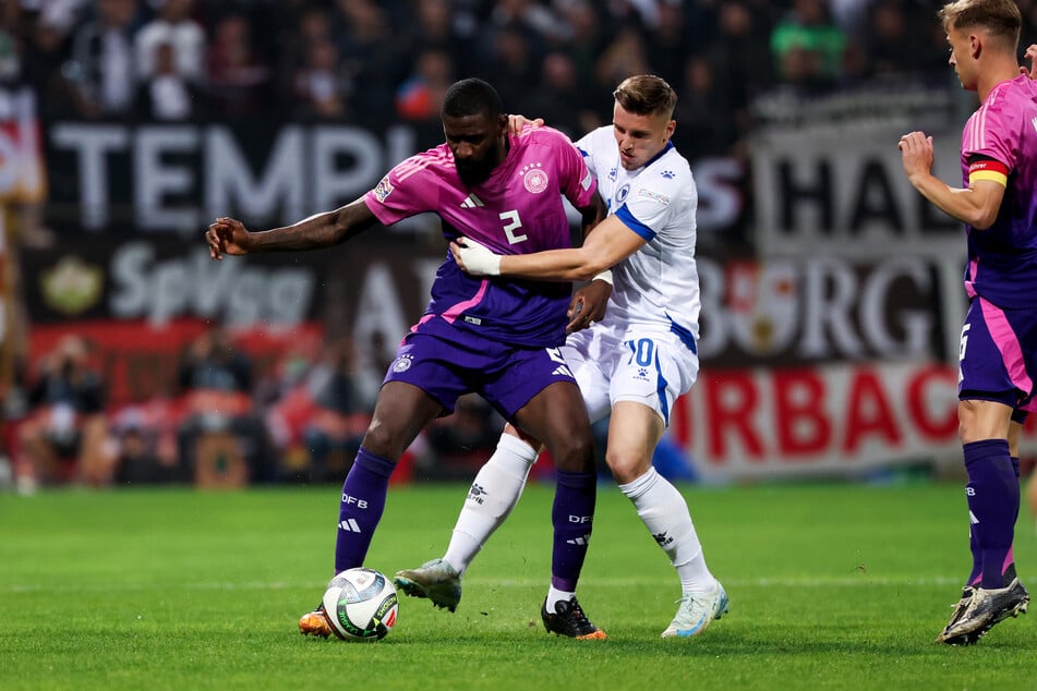 Antonio Rüdiger (l.) im Zweikampf gegen Ermedin Demirovic.