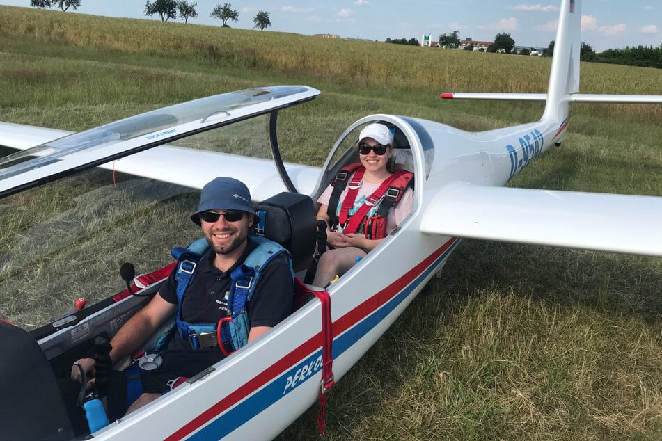 Tolles Tandem am Himmel und auf dem Boden: Richards Freundin Stephanie Köchel (30) geht gern mal im Zweisitzer mit ihm in die Luft, will jetzt auch Pilotin werden.