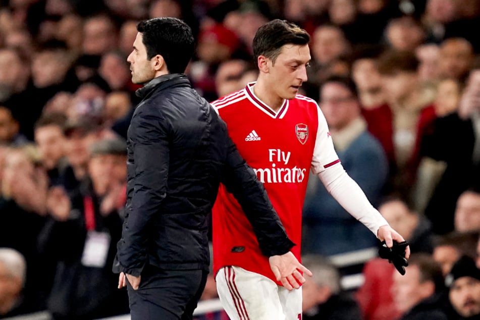 Arsenal-Coach Mikel Arteta (l.) kritisierte Mesut Özil indirekt.