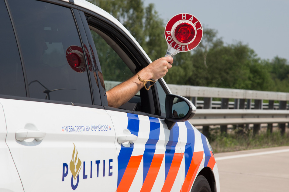 Deutsche, die derzeit nicht in die Niederlande einreisen müssen, werden von der Polizei an verschiedenen Grenzübergängen gebeten, umzudrehen.
