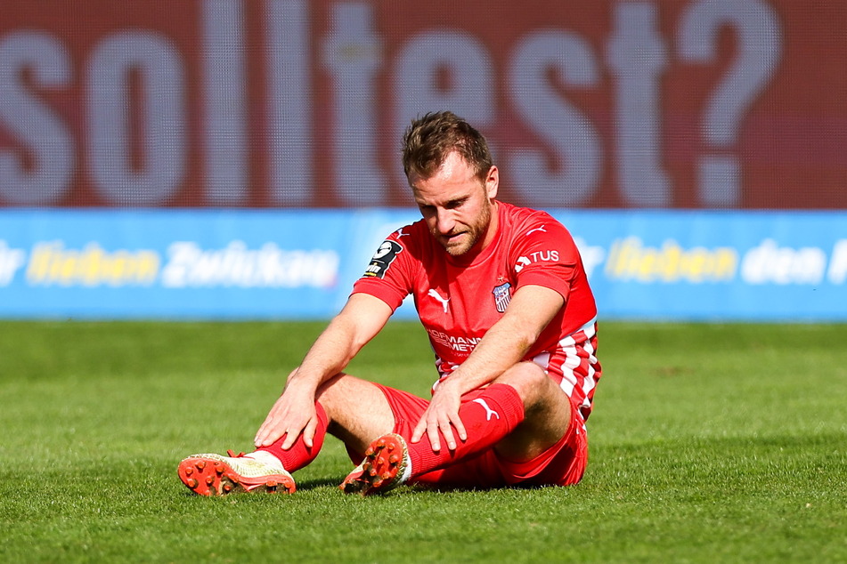 FSV-Routinier Mike Könnecke (34) saß nach dem 2:2 gegen Saarbrücken enttäuscht und mit hängendem Kopf auf dem Rasen der GGZ-Arena.