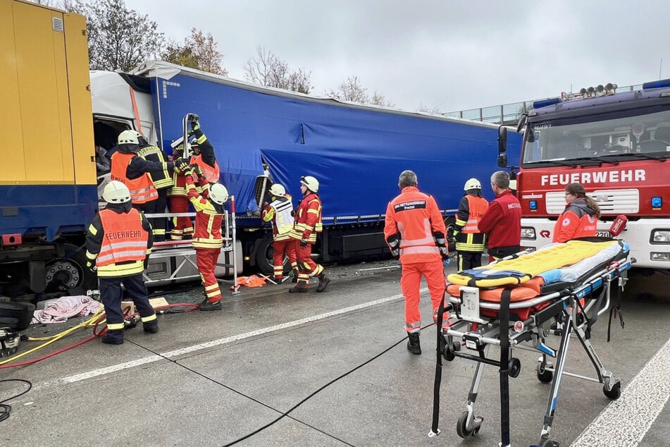 Feuerwehr und Sanitäter kümmerten sich um den eingeklemmten Fahrer des Volvo-Sattelschleppers.