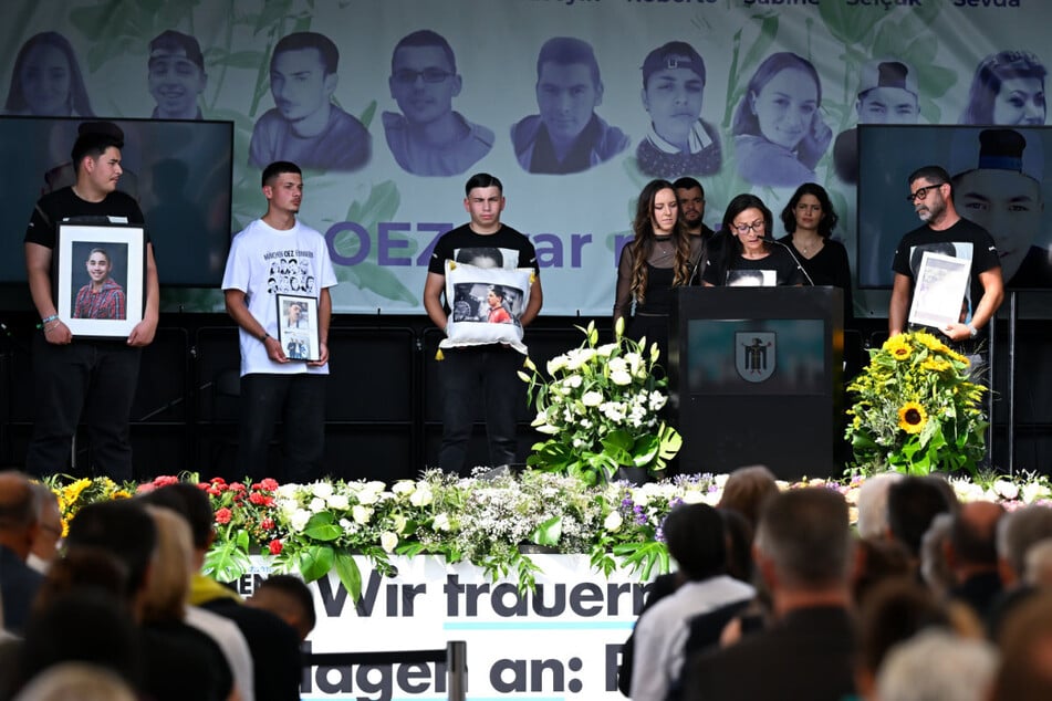 Die Hinterbliebenen richten teils schwere Vorwürfe in Richtung der politischen Gäste.
