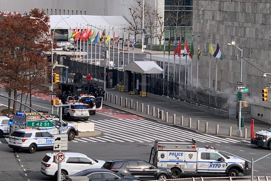 Mehrere Einsatzwagen sind vor dem Gebäude der Vereinten Nationen zu sehen.