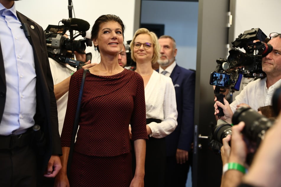 Zwischen BSW-Parteigründerin Sahra Wagenknecht (54, Vordergrund) und Katja Wolf (48, Hintergrund) tobt seit Tagen ein Machtkampf.