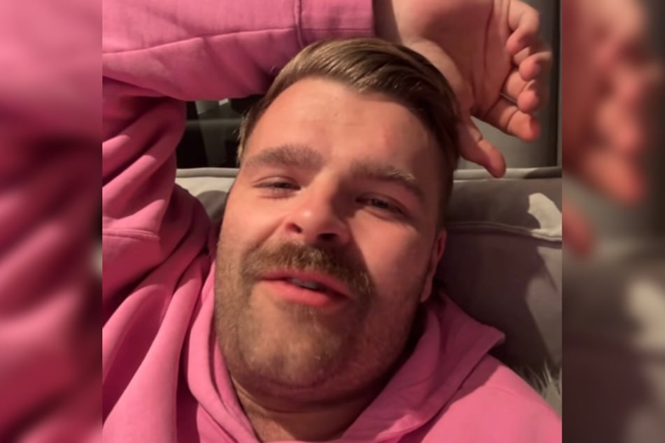 Ballermann-Sänger Andreas Winter (33) alias "Andi schiebt anders" hat sich mit einer kuriosen Story bei seinen Fans gemeldet.