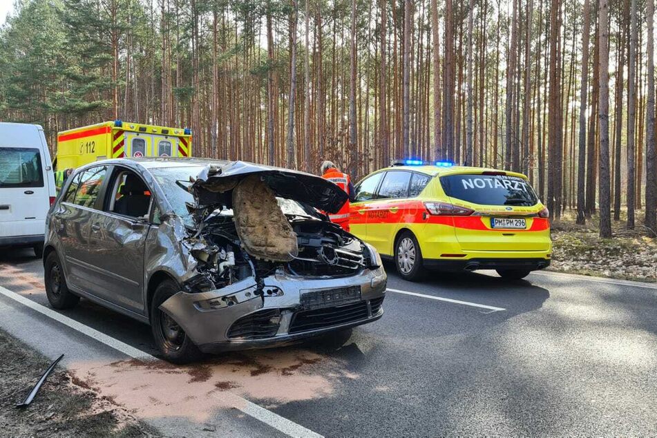 Ein Senior soll mit seinem VW Golf auf einen Traktor aufgefahren sein.