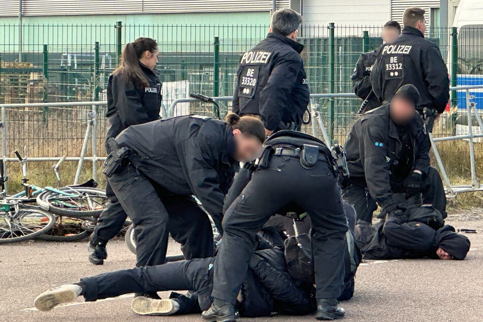 Die Polizei hielt eine Gruppe Radfahrer davon ab, in die Wahlkampfhalle zu gelangen.