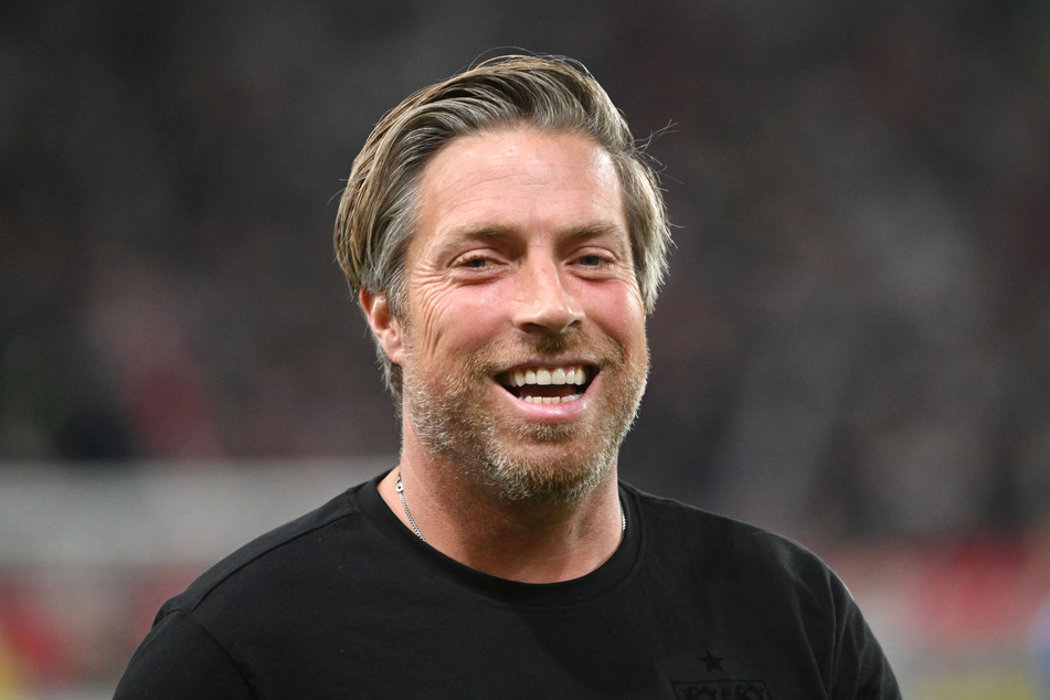 Interimstrainer Michael Wimmer (42) vom VfB Stuttgart lacht nach dem erfolgreichen Spiel gegen Arminia Bielefeld in die Kamera.