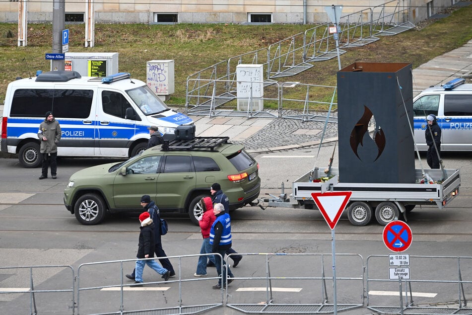 Der Wagen zog auf der Demo die Feuertonne hinter sich her.