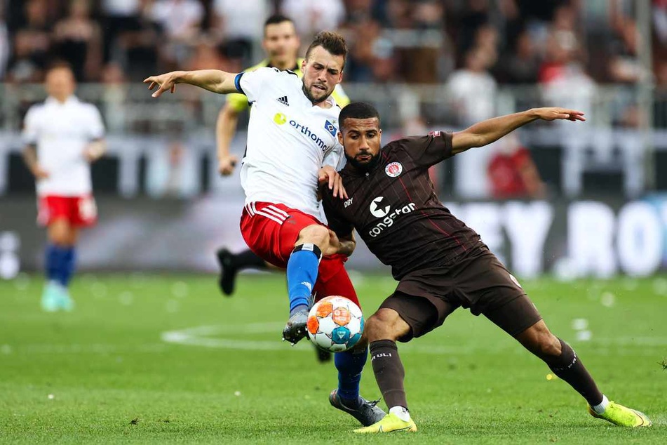 Jonas Meffert (26, links) und Daniel-Kofi Kyereh (25) kämpfen im Hamburger Derby um den Ball.