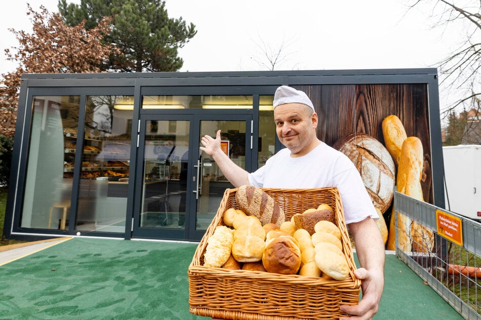 Bäckermeister Stefan Richter (49) handelte sofort und installierte nur kurze Zeit später eine Verkaufsstelle in seinem Garten. Bis heute wartet er auf die Erlaubnis, seine Backstube wiederaufbauen zu dürfen.