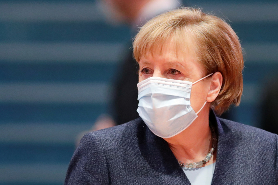 Ups! Angela Merkel zeigt versehentlich geheimes Impf-Dokument