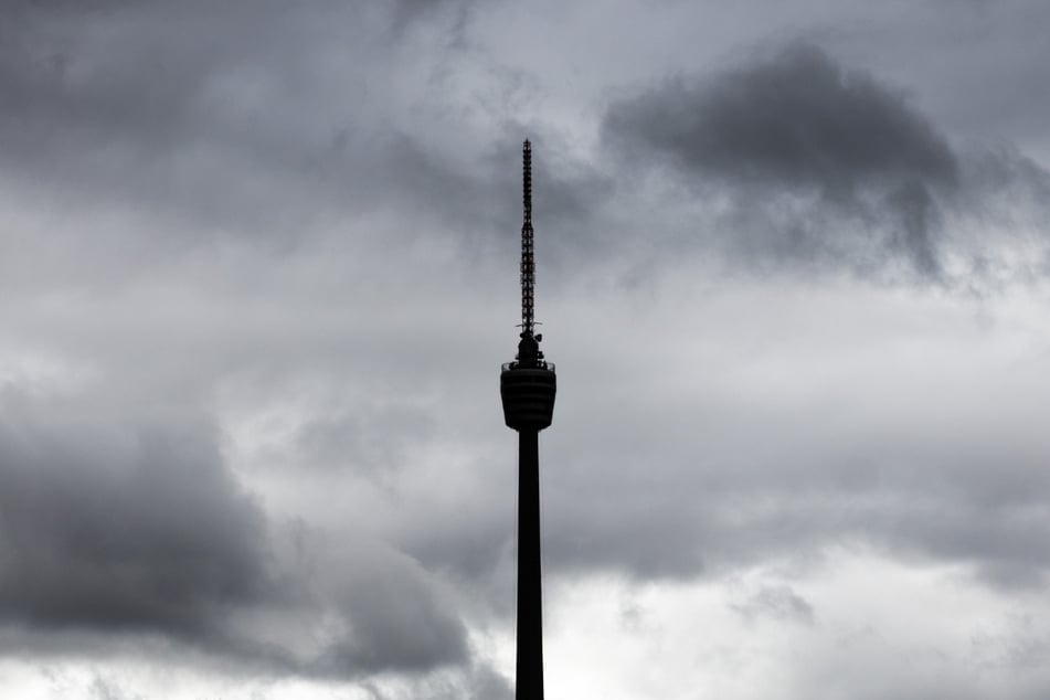 Dunkle Wolken ziehen über den Stuttgarter Fernsehturm hinweg.