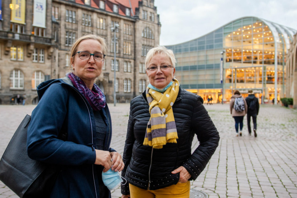 Susann Hähle (47) und ihre Mutter Elke Bretschneider (69) auf dem weitestgehend leeren Markt.