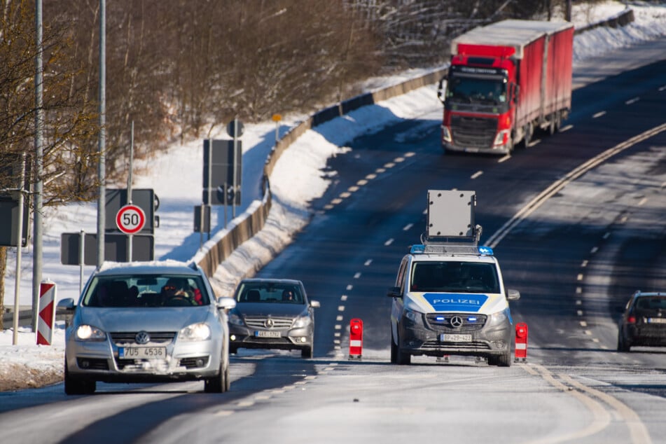 Fahrzeuge passieren die bayerisch-tschechische Grenze bei Schirnding.