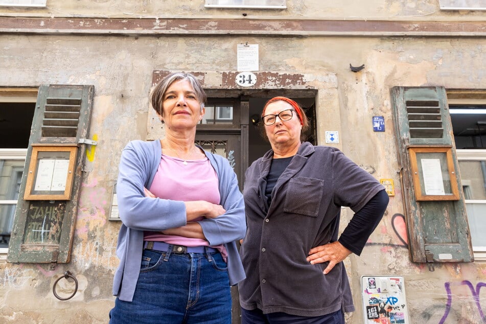 Petra Burckhardt (58 v.l.), Geschäftsführerin des "Raskolnikoff" und Dorle Söhnen (68), Eigentümerin des Hauses vermissten seit August ihre rote Lampe.