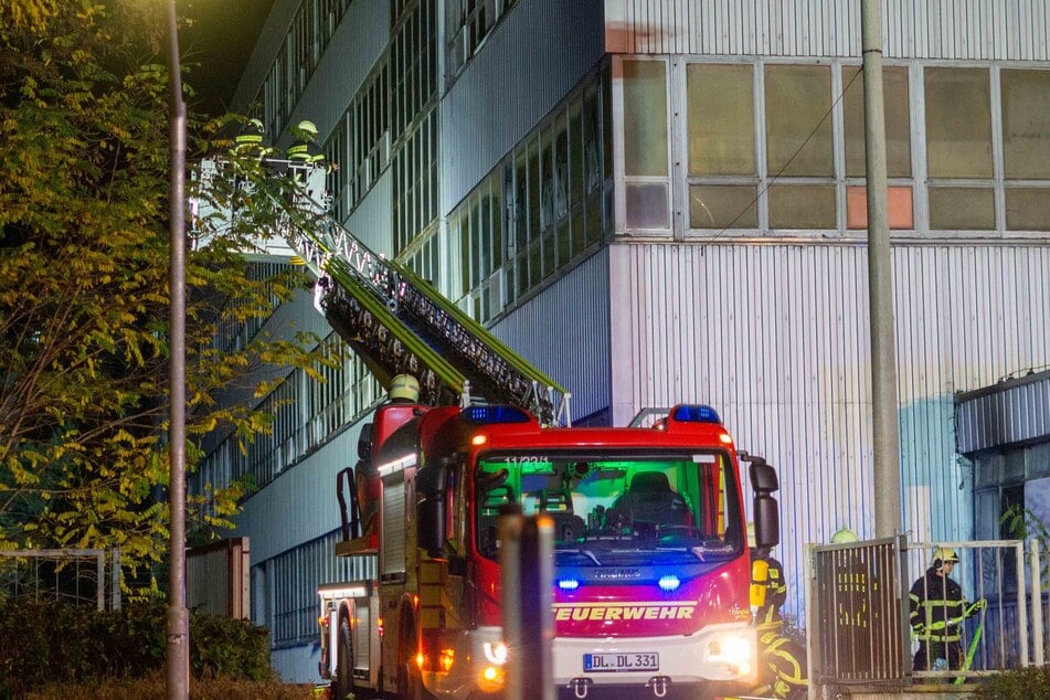 Die Feuerwehr musste am gestrigen Mittwochabend einen Brand in einer alten Fabrikhalle in Döbeln löschen.