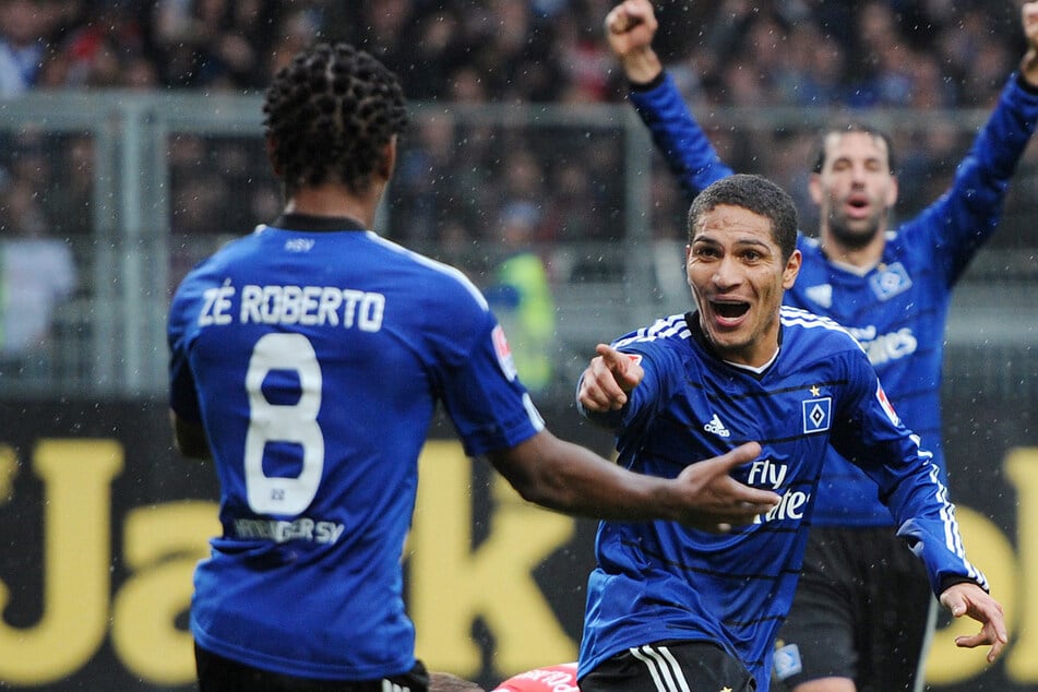 Paolo Guerrero (42, r) spielte zwischen 2006 und 2012 sechs Jahre lang für den HSV. Nun hat er sein Karriereende angekündigt.