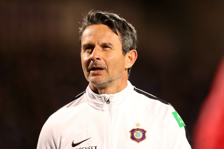 Laut Aue-Coach Dirk Schuster freuen sich die Auer nun auf eine "harte, schwierige und sehr herausfordernde Aufgabe". (Archivbild)