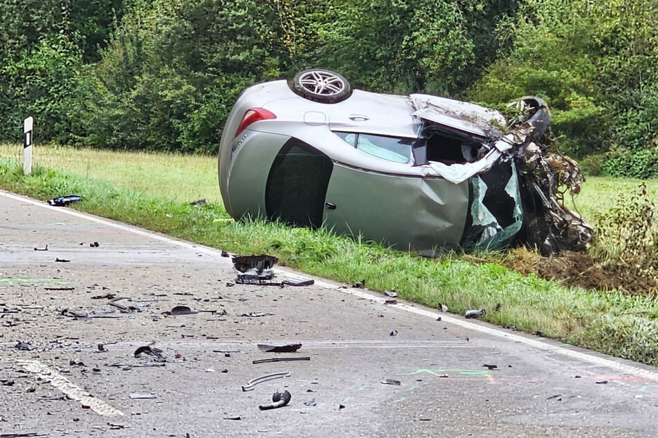 Die Einsatzkräfte retteten die beiden Insassen aus dem Unfallwagen.