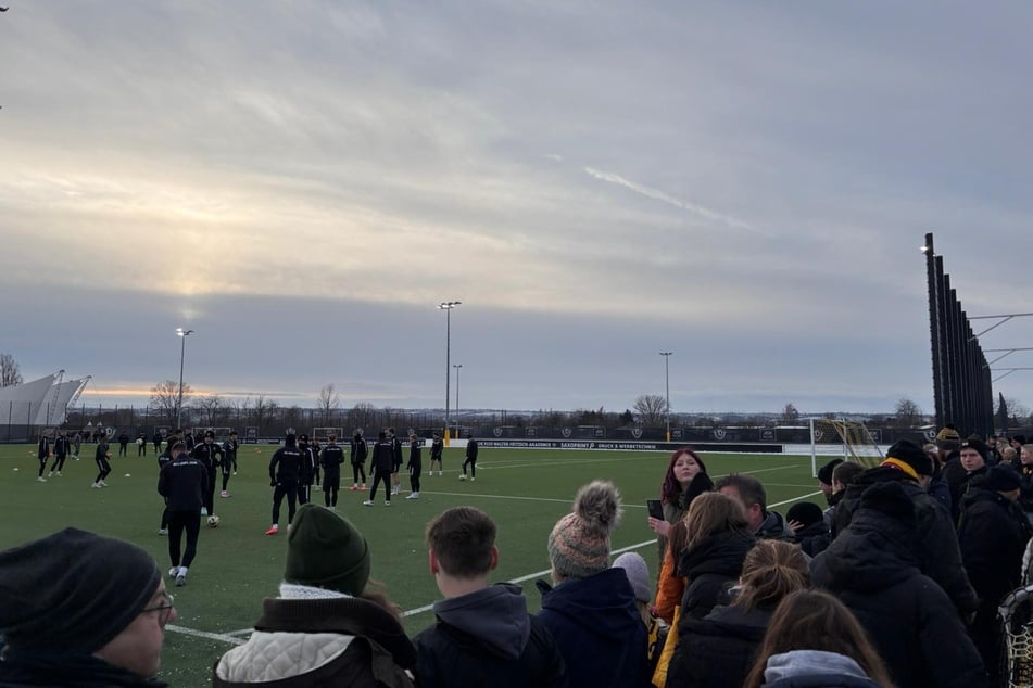 Auch einige Zuschauer haben sich trotz eisiger Temperaturen im Trainingszentrum eingefunden.