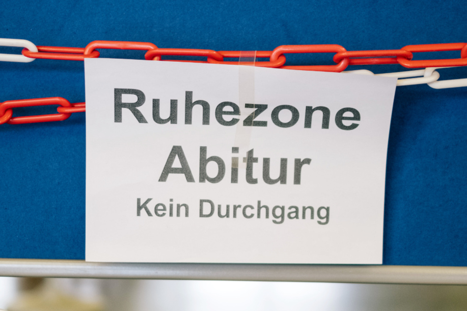 "Ruhezone Abitur Kein Durchgang" steht auf einer Absperrung in einer Schule.