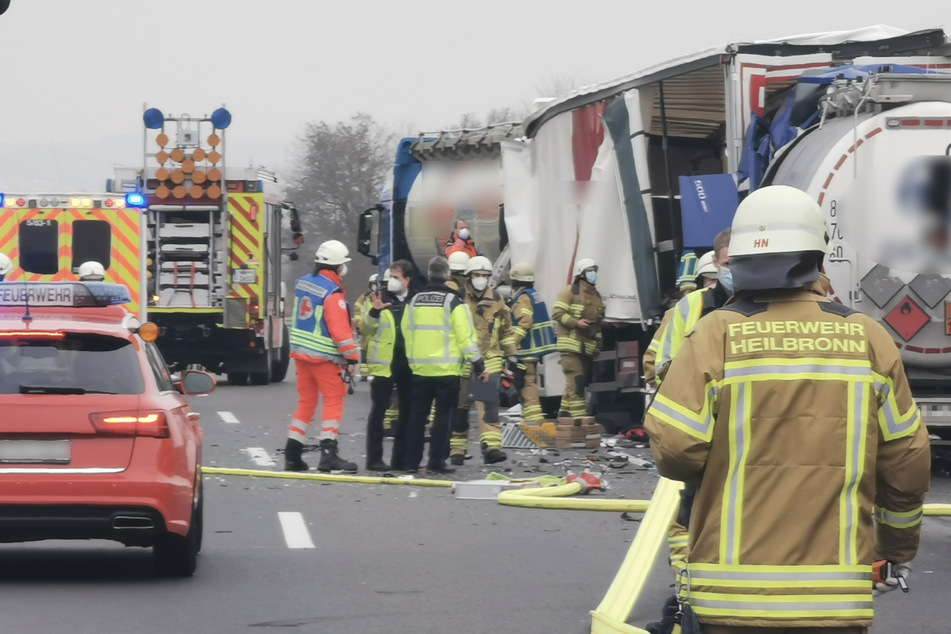 Tödlicher Unfall: Drei Laster krachen aufeinander, A6 gesperrt