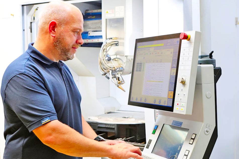 Als CNC-Programmierer (m/w/d) bei UHLTEC steuerst Du modernste TRUMPF-Maschinen und bringst digitale Vorgaben in die perfekte Form.