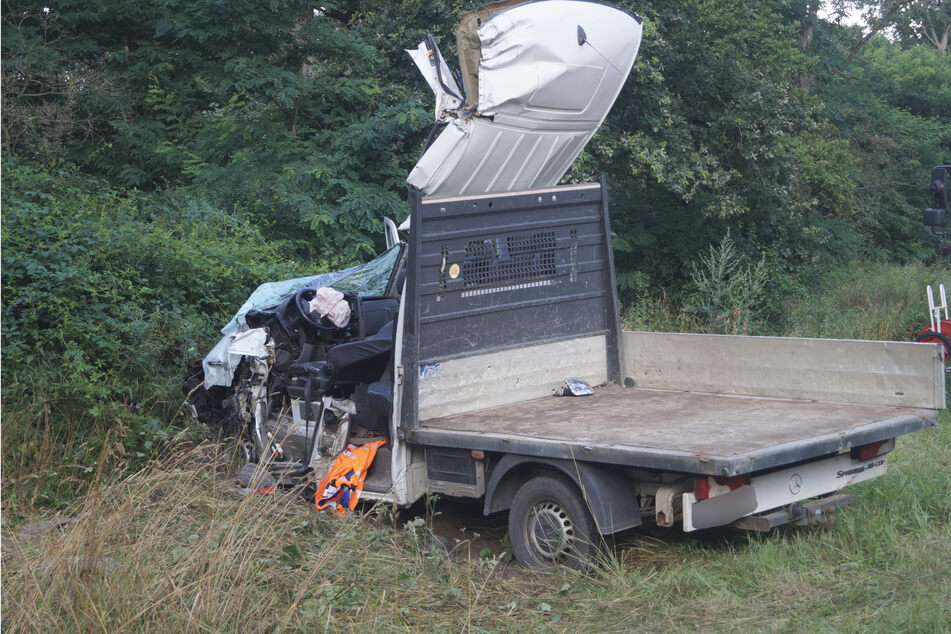 Kameraden der Feuerwehr befreiten den 27-jährigen Fahrer des Unfallfahrzeuges aus dem Wrack. Schwerst verletzt wurde er in eine Spezialklinik geflogen.