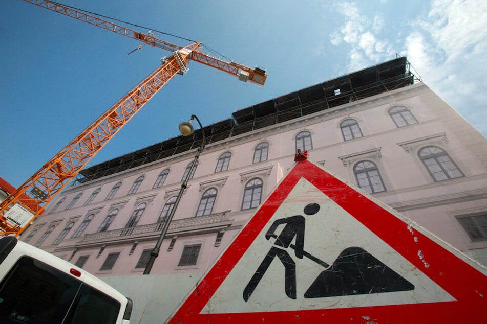 Auf einer Baustelle in Unterföhring haben sich Metallträger von einem Kran gelöst und Arbeiter erschlagen. (Symbolbild)