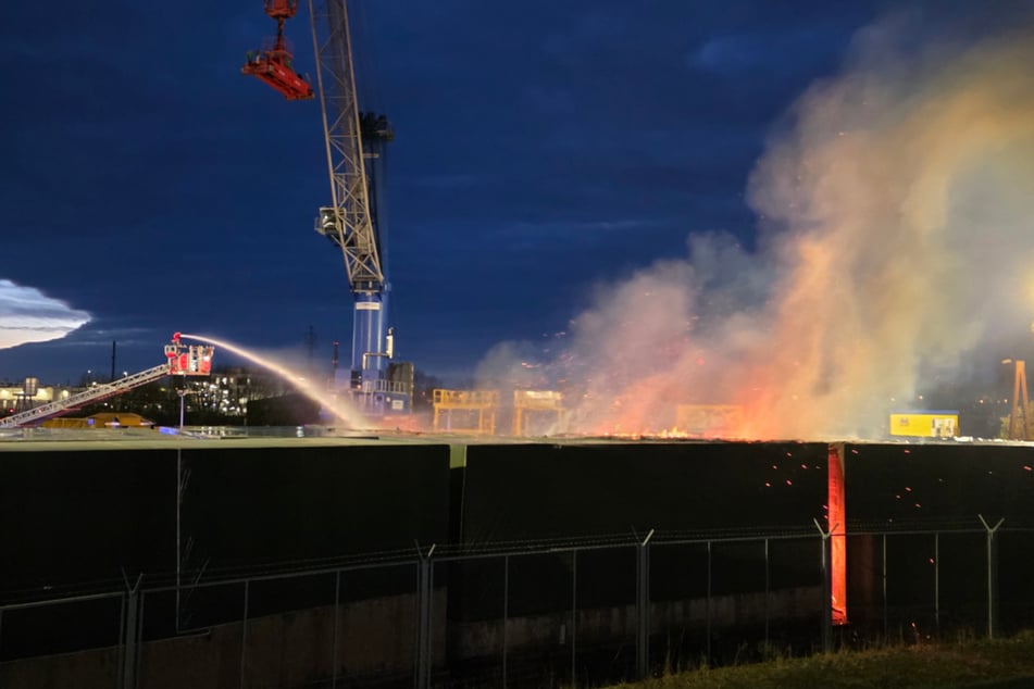 Die Feuerwehr nutzte Elbwasser, um den Brand auf den Speditionsgelände zu löschen.