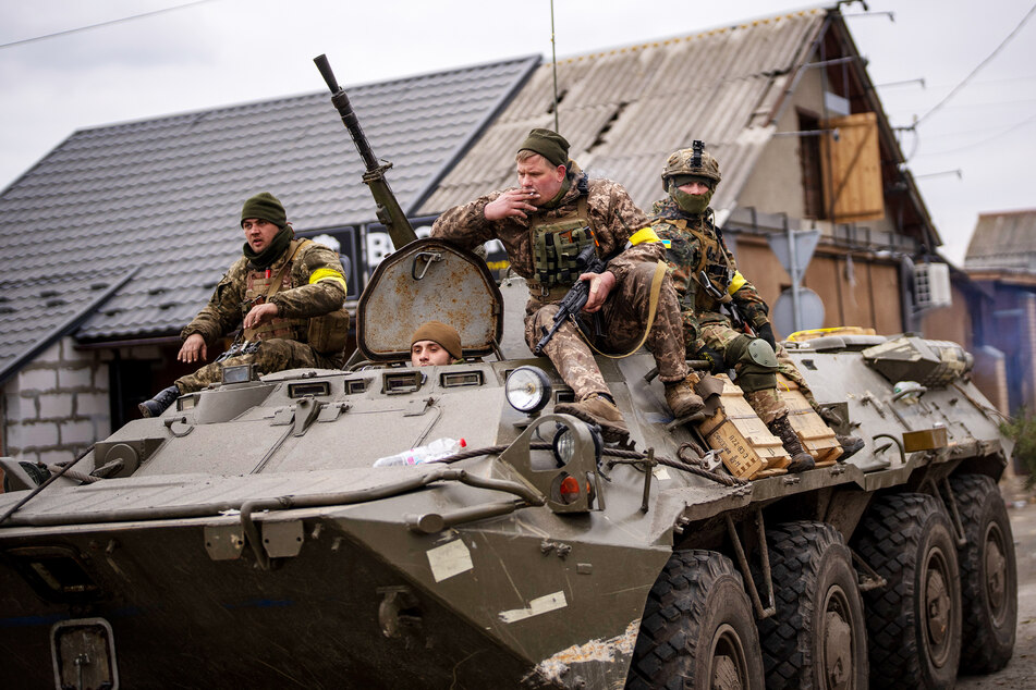 Kurze Verschnaufpause nach heftigen Gefechten: Ukrainische Soldaten sind mit ihrem Panzer auf dem Weg zum nächsten Einsatzort.