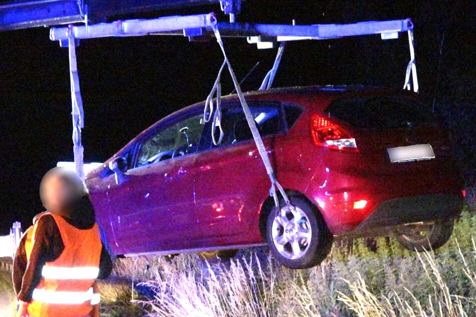 Unfall A38: Auto kommt nahe Leipzig von A38 ab und kracht in Zaun