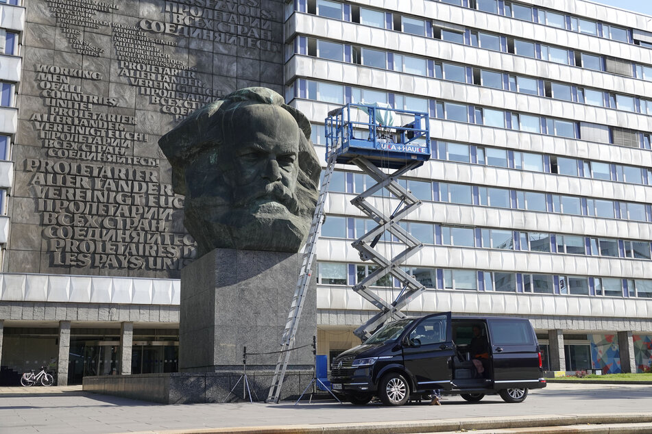 Seit Montag steht vor dem Nischel in Chemnitz eine Hebebühne.