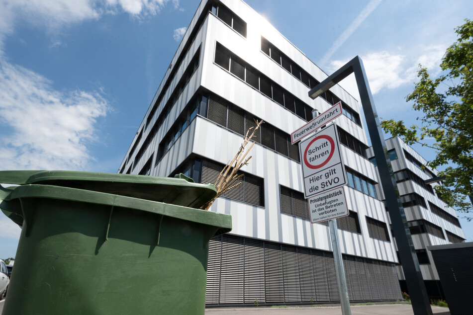 Baden-Württemberg, Tübingen: Vor der Zentrale des biopharmazeutischen Unternehmens Curevac in Tübingen steht eine grüne Tonne. Die Wirksamkeit des Impfstoffkandidaten CVnCoV von Curevac fällt einer Zwischenanalyse zufolge deutlich geringer aus als bei anderen bereits zugelassenen Corona-Impfstoffen.