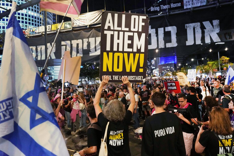 Nach israelischen Angaben werden derzeit noch 20 Geiseln lebend im Gazastreifen festgehalten. Auf Demonstrationen wird immer wieder ihre Freilassung gefordert. (Symbolbild)