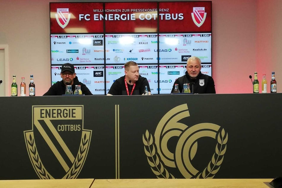 Pele Wollitz (60, l.) wirkt ernüchtert nach dem dritten sieglosen Spiel in Folge.