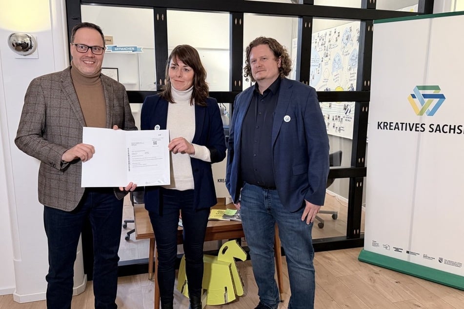 Minister Dirk Panter (51, SPD, l.) übergab den Fördermittelbescheid an Claudia Muntschick (Kreatives Sachsen GmbH) und Lars Fassmann (Kultur- und Kreativwirtschaft Sachsen e. V.).