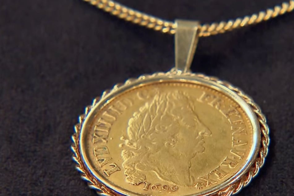 Bares für Rares: Bares für Rares: Goldmünze von 1699 begeistert Händler, aber Verkäuferin stoppt die Gebote!